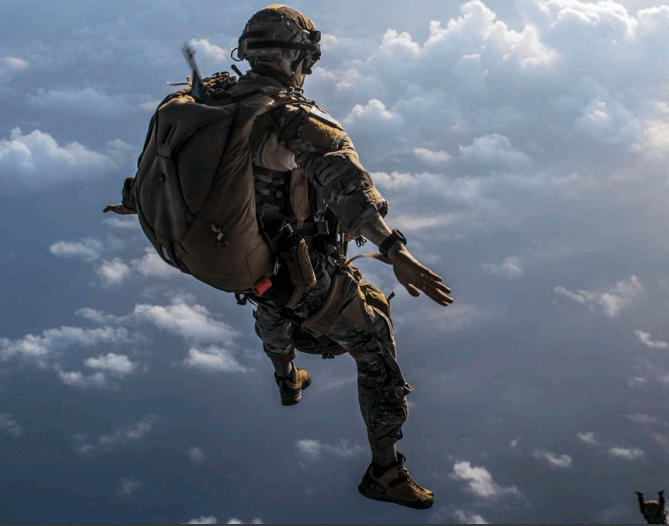 Кевларовий шолом захищає бійця