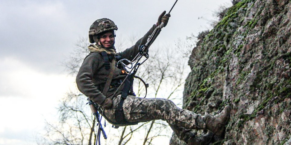 каска на жінці чи призиватимуть жінок в армію