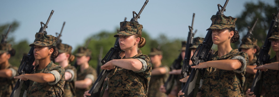 каска на жінці чи призиватимуть жінок в армію